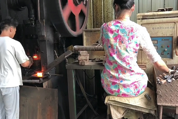 螺纹钢筋通过超音频污污污草莓视频成人加热设备加热后 冲床锻压成螺母坯型