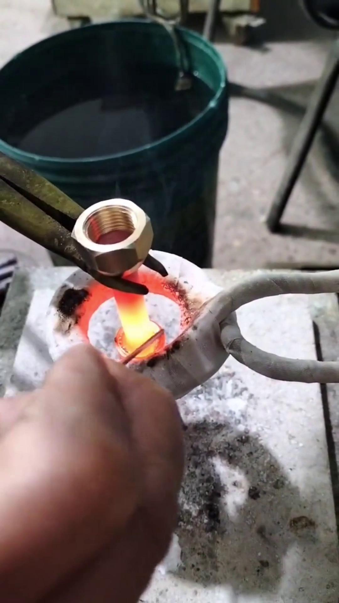 你还在用传统的火焰焊接铜管吗 人家都用上污污污草莓视频成人加热设备做铜管焊接了