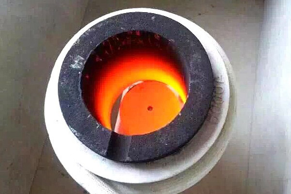 贵金属熔炼炉，它是一种采用中频污污污草莓视频成人加热设备的环保熔