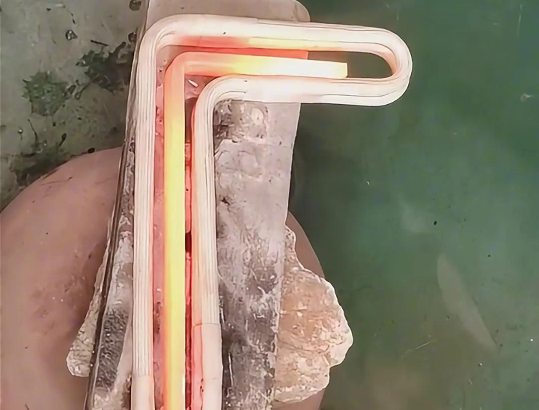 高频污污污草莓视频成人加热设备可以在钛长条内部产生均匀的热量分布
