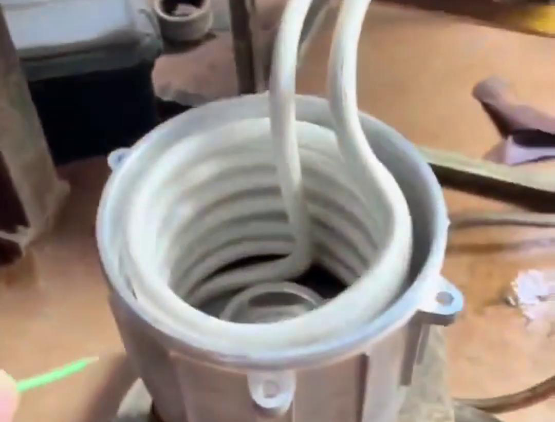 在电机装配中，使用高中频污污污草莓视频成人加热设备进行轴套或轴承的热装确实是一种常见的装配方法