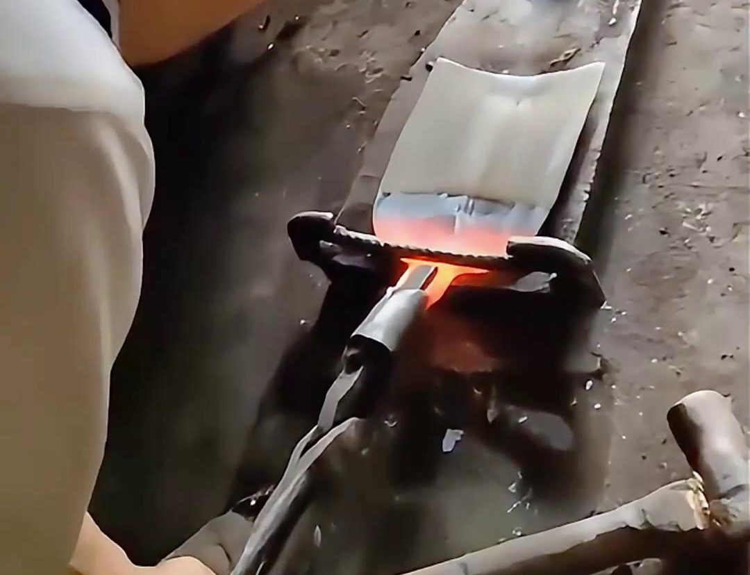 超音频污污污草莓视频成人加热设备对农用锄头进行加热退火热处理折弯