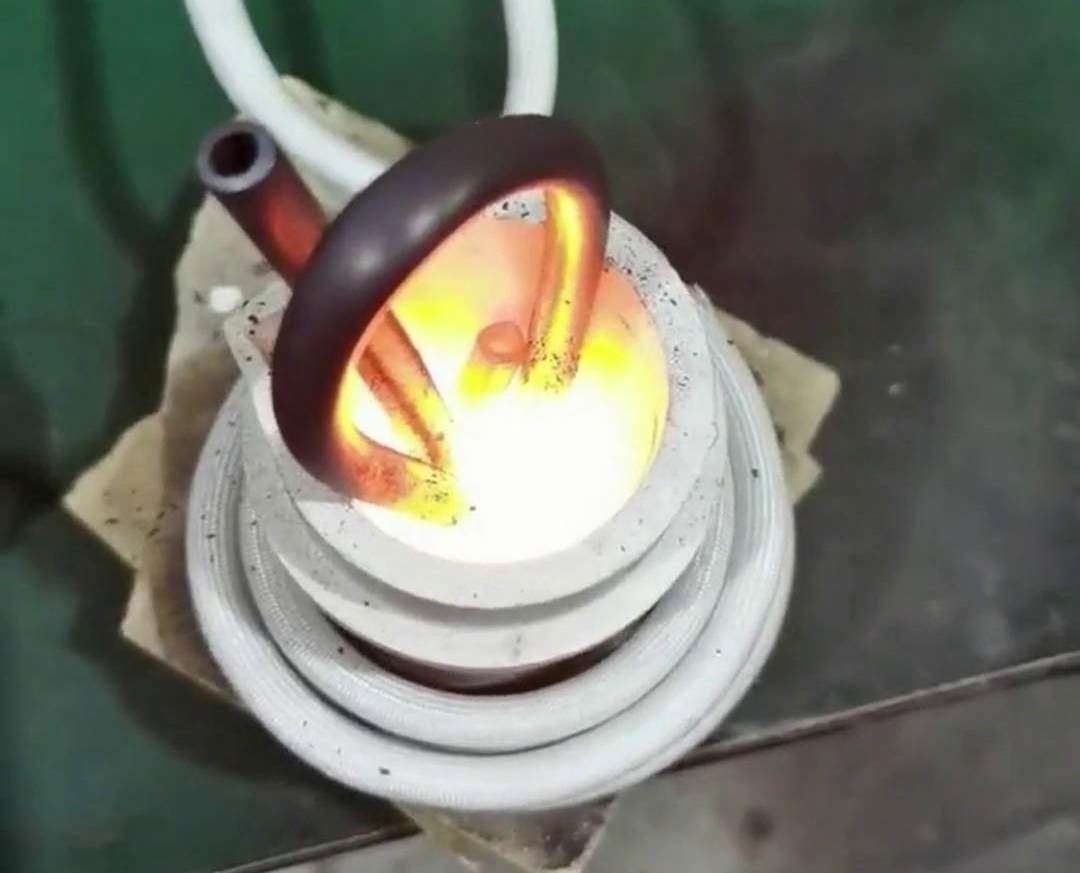 小型高频熔炼炉以其高效、精确、环保的特性成为诸多领
