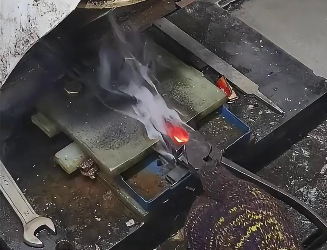 老虎钳口淬火就是使用高频淬火机快速加热，并在短时间内将其冷却