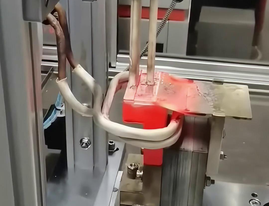 框架断路器母排铜排高频焊接过程。采用高频自动焊接