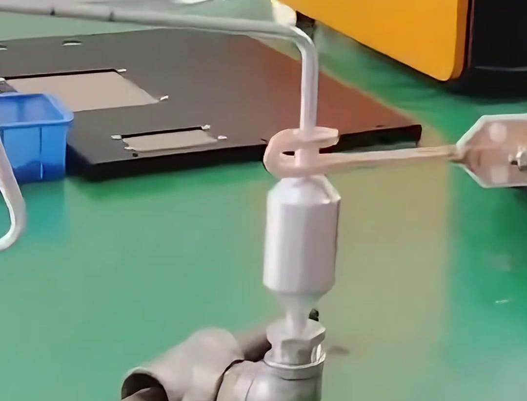 铝管铝储液器正在进行钎焊，用的是手持式高频污污污草莓视频成人焊机