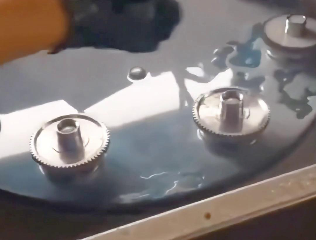 多工位齿轮淬火机床可以同时对多个齿轮进行淬火处理，提高生产效率