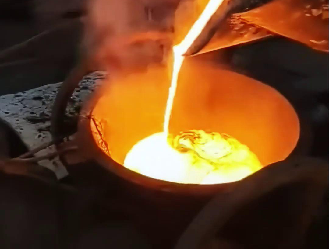 中高频污污污草莓视频成人熔炼炉的倒料操作处理和注意事项