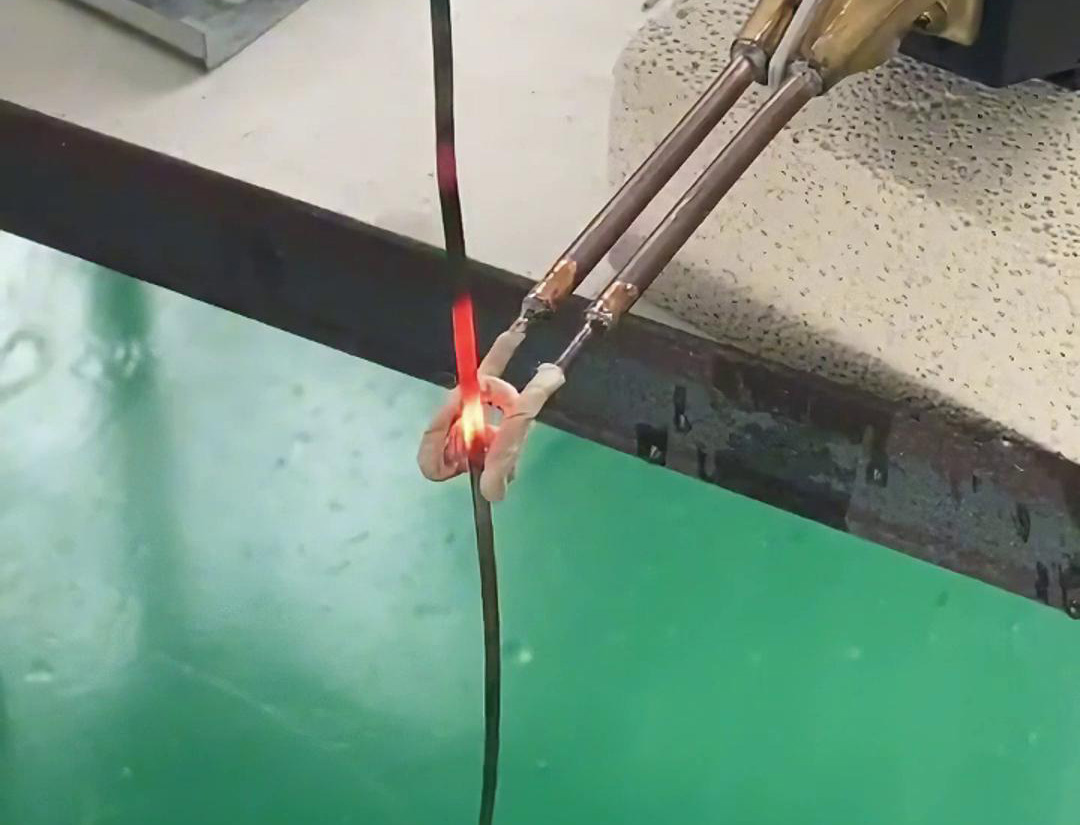 220V电压的超高频污污污草莓视频成人加热机对不锈钢线片加热退火热处理