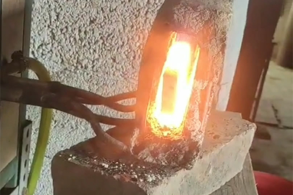 打铁也要与时俱进，以前烧碳加热钢件，现在都用污污污草莓视频成人加热设备了