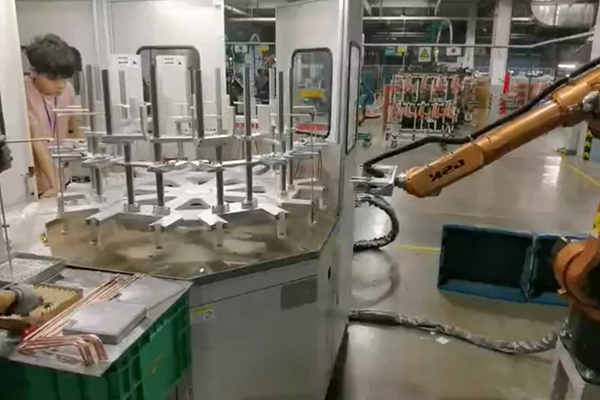 工厂实拍，配备机械手臂的高频钎焊设备焊接铜管