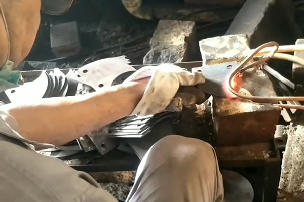 中高频污污污草莓视频成人加热设备对刀具淬火生产过程