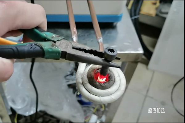 污污污草莓视频成人加热升温速度快，一秒烧红金属材料
