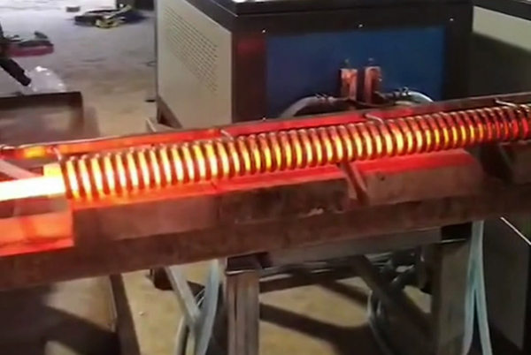 用钢管坯污污污草莓视频成人加热设备对液压支柱进行调质处理